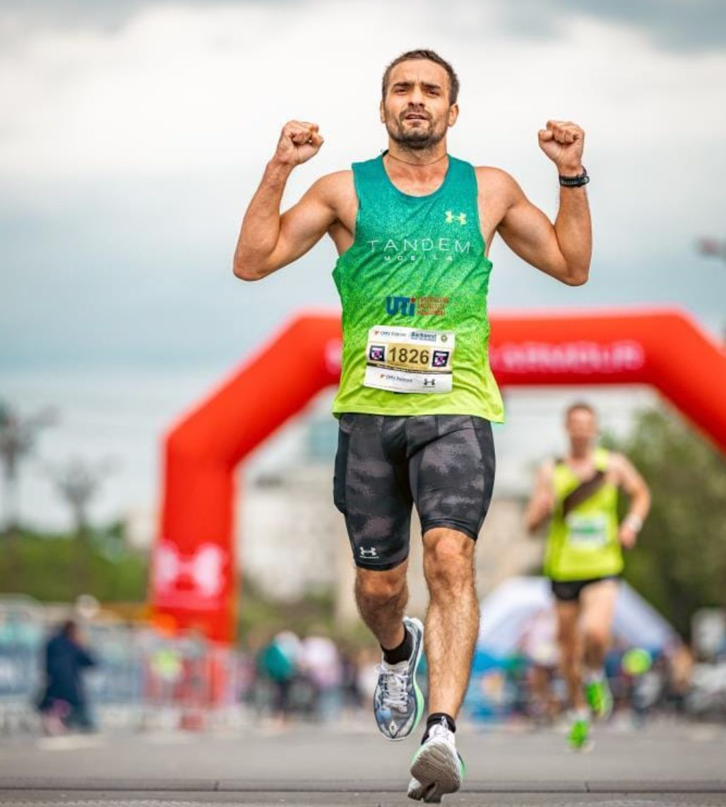 Andrei Bogaci – presedintele asiciatiei Athos Running ajunge la linia de finalizare